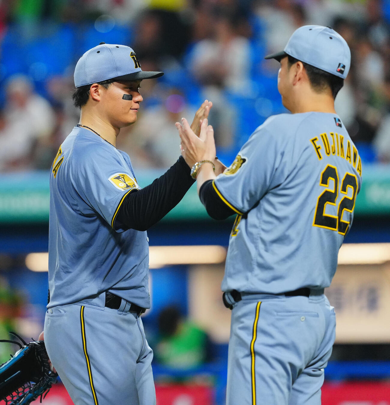 ヤクルト対阪神　ヤクルトに勝利した阪神森下翔太（左）は藤川球児監督とタッチを交わす（撮影・垰建太）