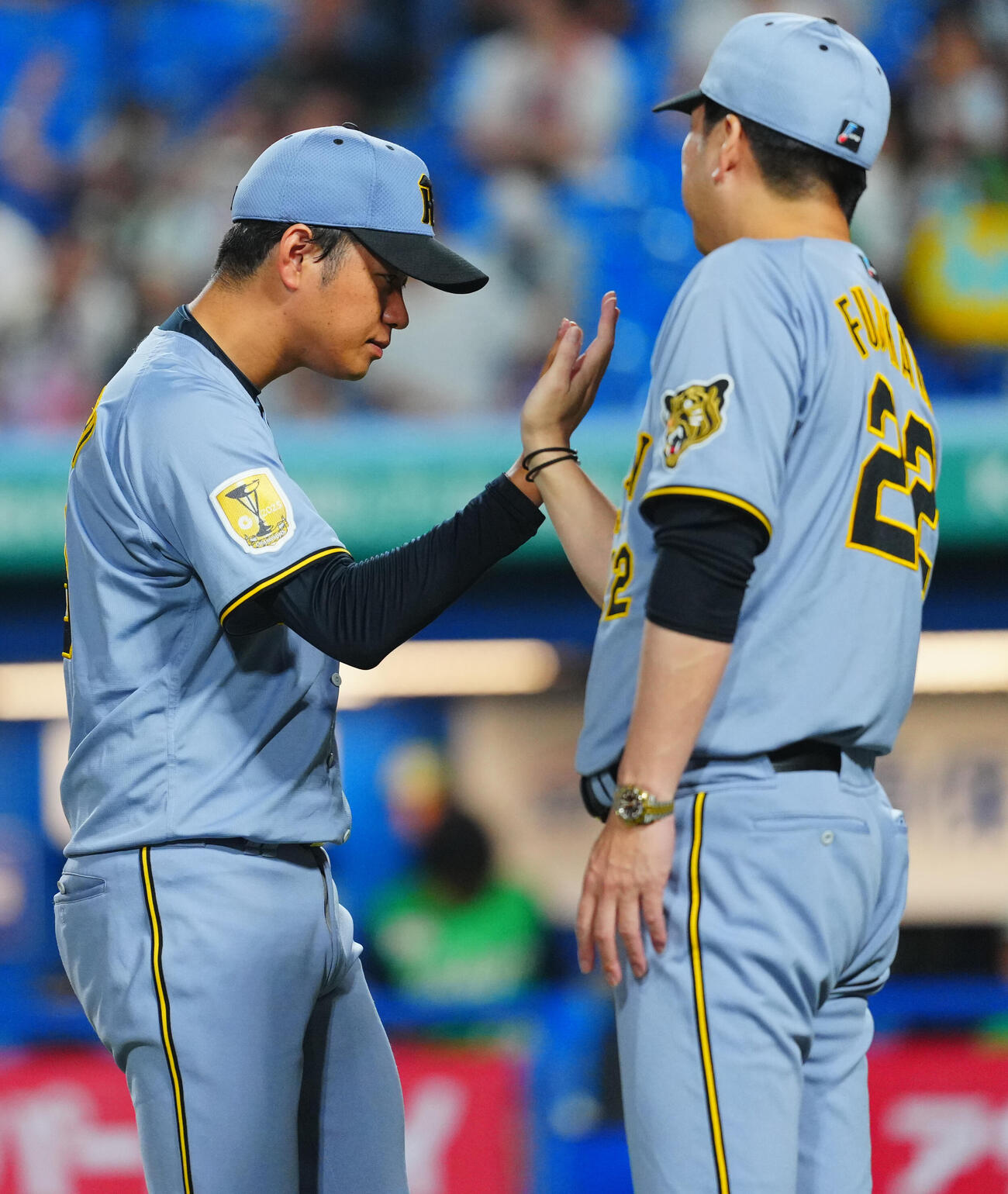 ヤクルト対阪神　ヤクルトに勝利した阪神高橋遥人（左）は藤川球児監督とタッチを交わす（撮影・垰建太）