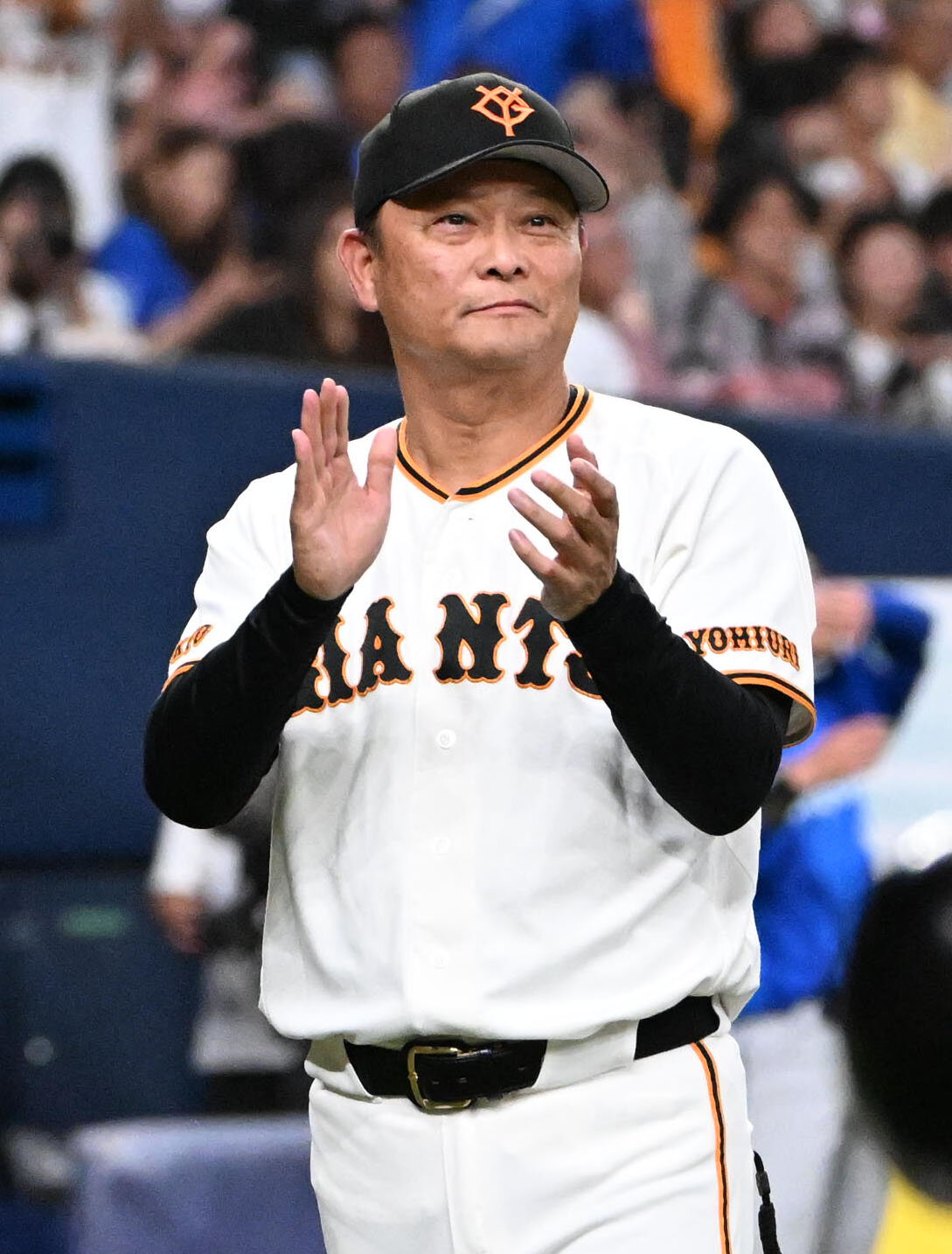 巨人対DeNA DeNAに勝利し拍手をする巨人の橋上秀樹監督代行（撮影・石井愛子）