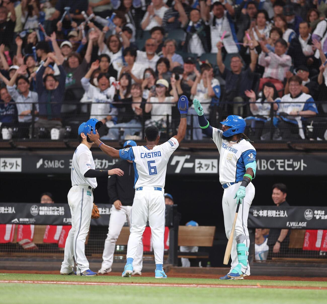日本ハム対ソフトバンク　8回裏に適時打を放ったカストロはスタンドの声援に手を挙げ応える（撮影・黒川智章）