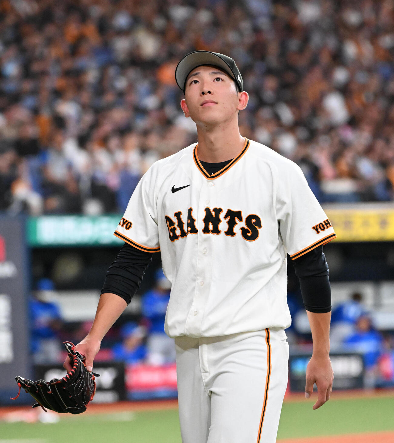 巨人対DeNA 2回表を投げ終えベンチに引き揚げる巨人戸郷翔征（撮影・石井愛子）