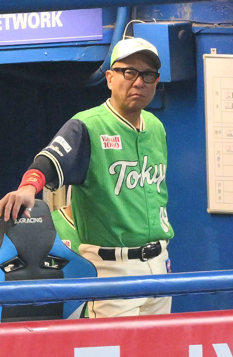 ヤクルト対阪神　9回裏、ベンチで厳しい表情のヤクルト池山隆寛監督（撮影・滝沢徹郎）