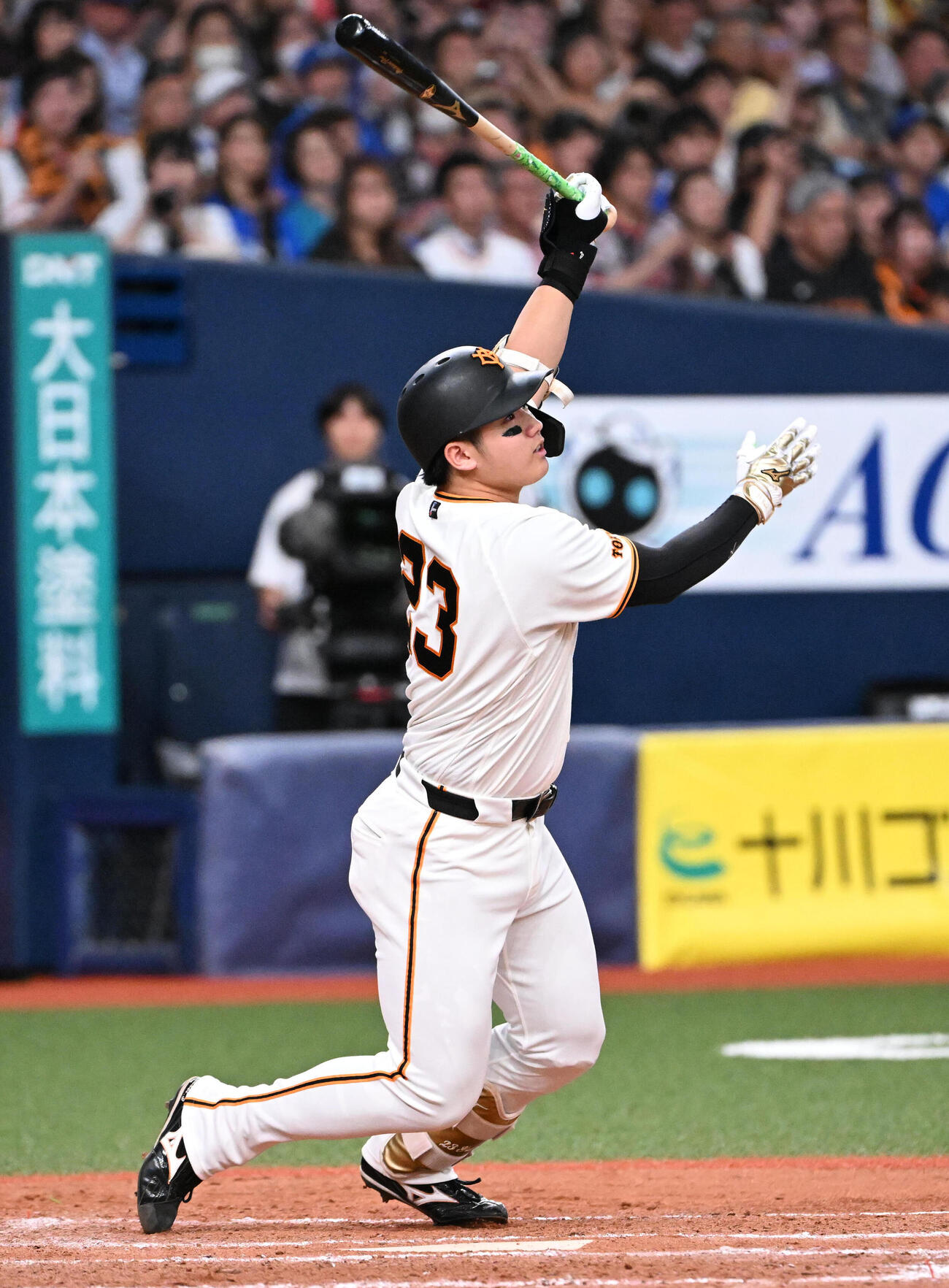 巨人対DeNA 9回裏巨人1死一、三塁、石塚裕惺はサヨナラ犠飛を放つ（撮影・石井愛子）