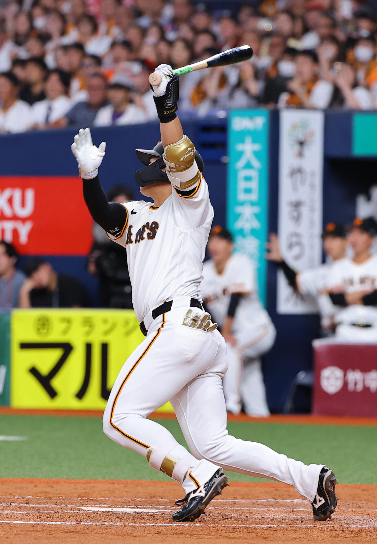 巨人対DeNA 9回裏巨人1死二、三塁、サヨナラ犠飛を放つ石塚裕惺（撮影・上田博志）