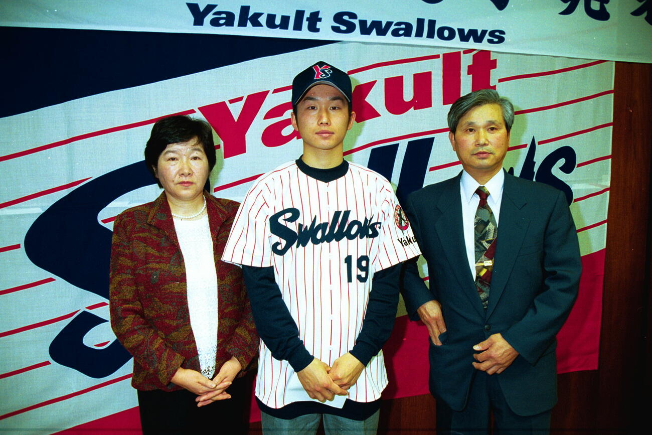01年、ヤクルト新入団選手会見　父昭芳さん、母泰子さんと並んで写る石川雅規（中央）