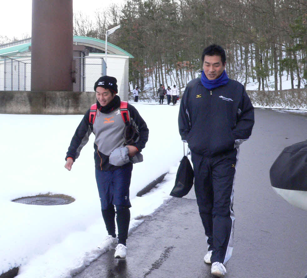 合同自主トレを行った石川雅規（左）と山本昌さん（2010年1月）