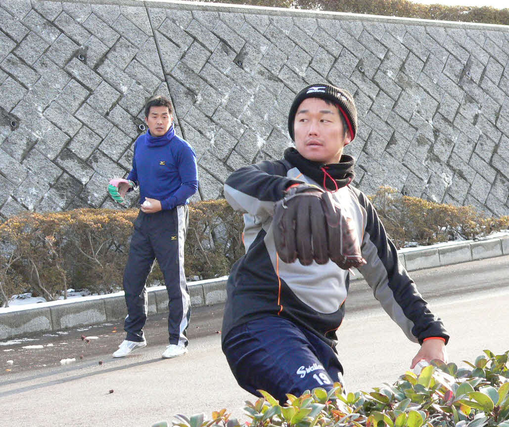 合同自主トレを行った石川雅規（右）と山本昌さん（2010年1月）