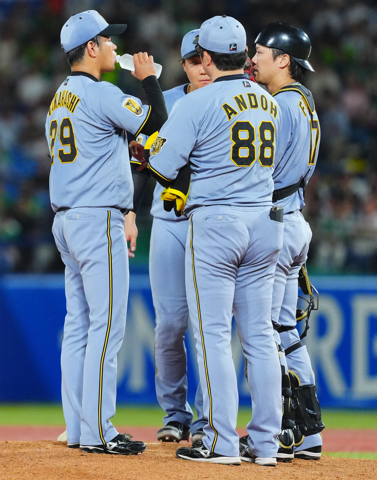 ヤクルト対阪神　4回裏ヤクルト2死一、二塁、吉村貢司郎にあわや本塁打となる飛球を打たれた高橋遥人（左）のもとに集まる安藤優也投手コーチ（中央）ら（2026年9月1日撮影）