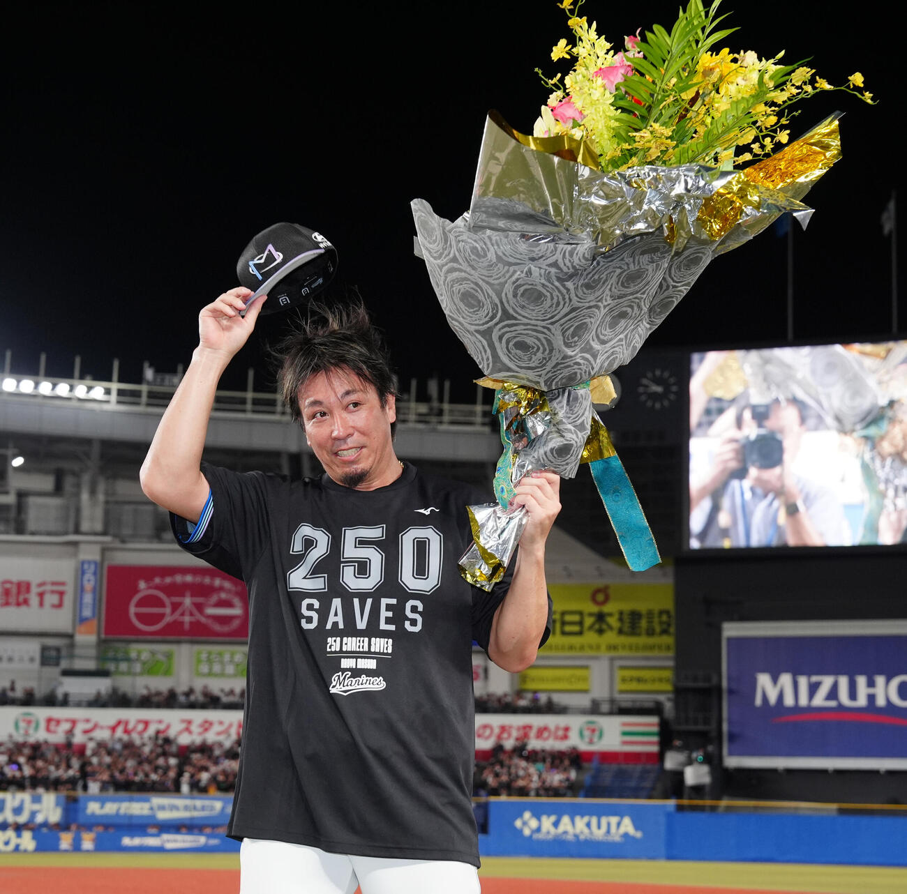 ロッテ対西武　通算250セーブを達成した益田直也は声援に応える（2026年8月4日）