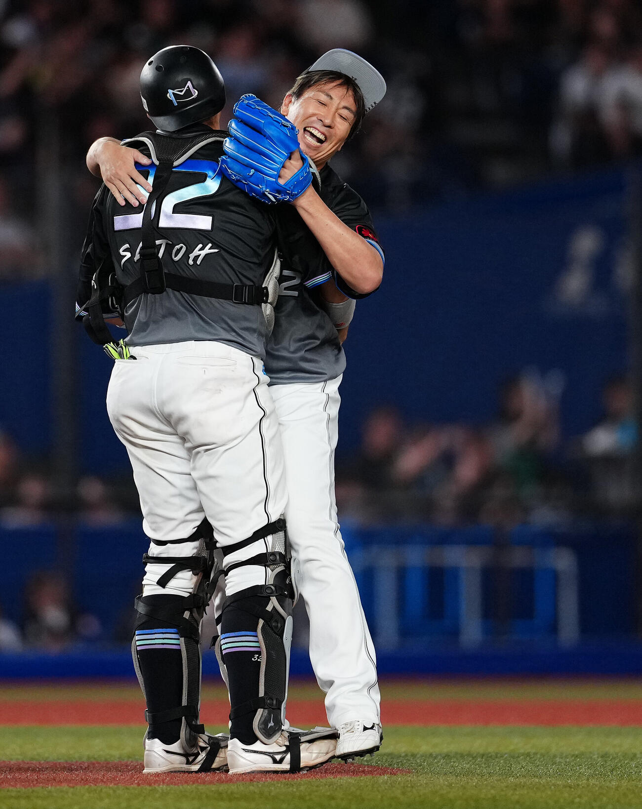 ロッテ対オリックス　オリックスに勝利し、佐藤都志也とハグする益田直也（右）（2026年8月4日）