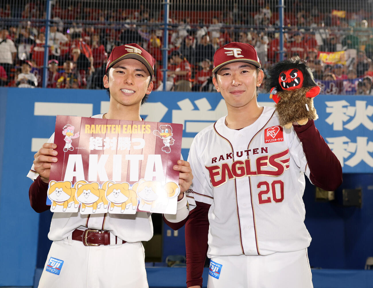 楽天対オリックス　地元秋田で2勝目を挙げた楽天伊藤樹（右）は、宗山塁と笑顔で記念撮影（2026年9月1日、撮影・浅見桂子）