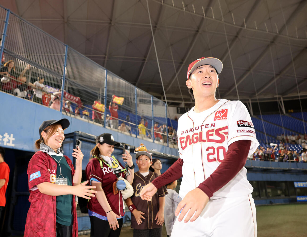 楽天対オリックス　地元秋田で2勝目を挙げた楽天伊藤樹は場内1周で笑顔（2026年9月1日、撮影・浅見桂子）