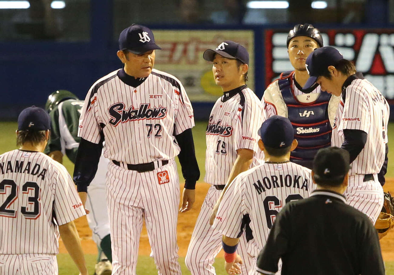 3回表広島1死二塁、エルドレッドに適時二塁打を打たれたヤクルト石川雅規（中央）のもとに集まる荒木大輔コーチと内野陣（2013年撮影）