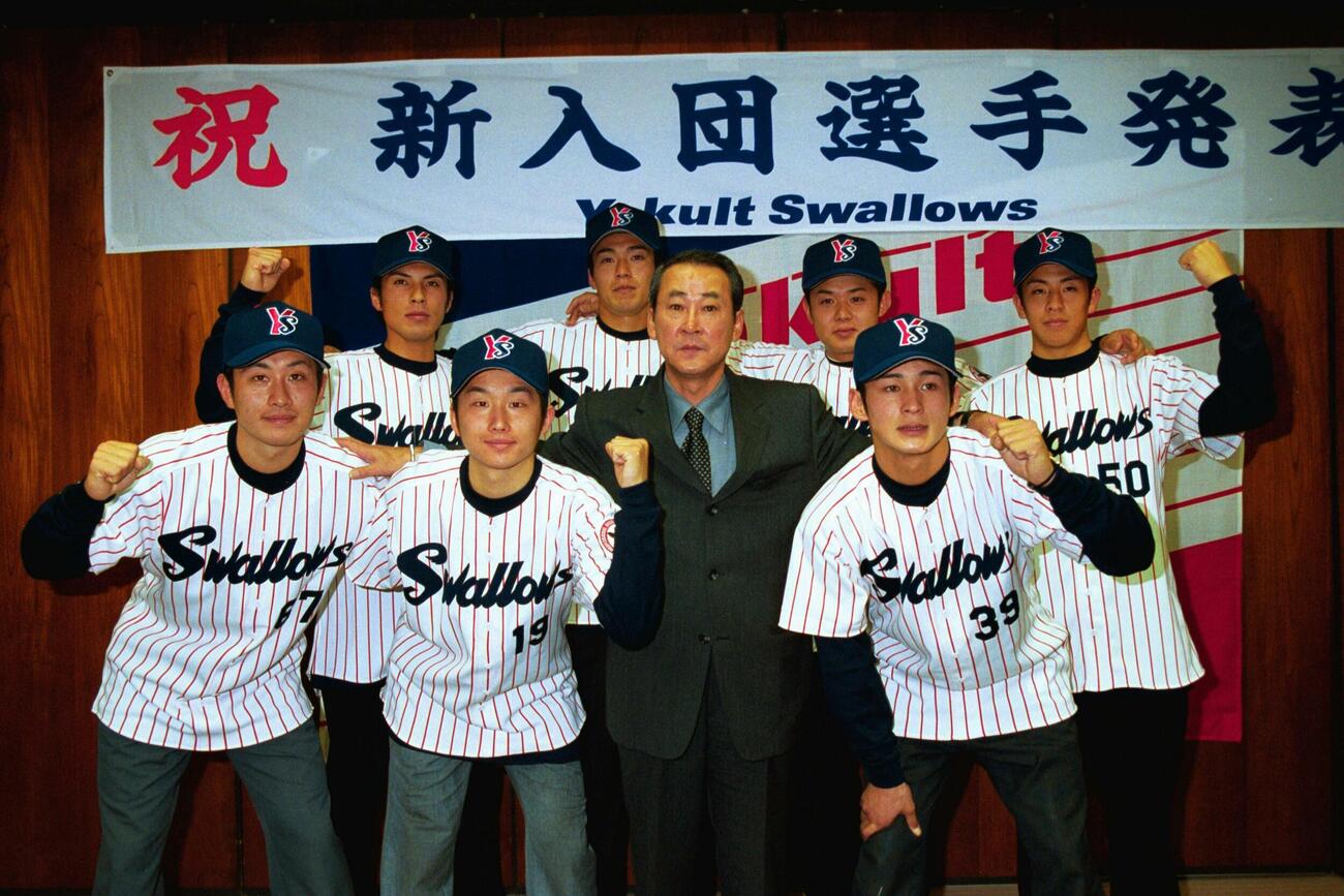 01年、若松勉監督（中央）を囲みポーズをとる石川雅規（前列左から2人目）らヤクルトの新入団選手