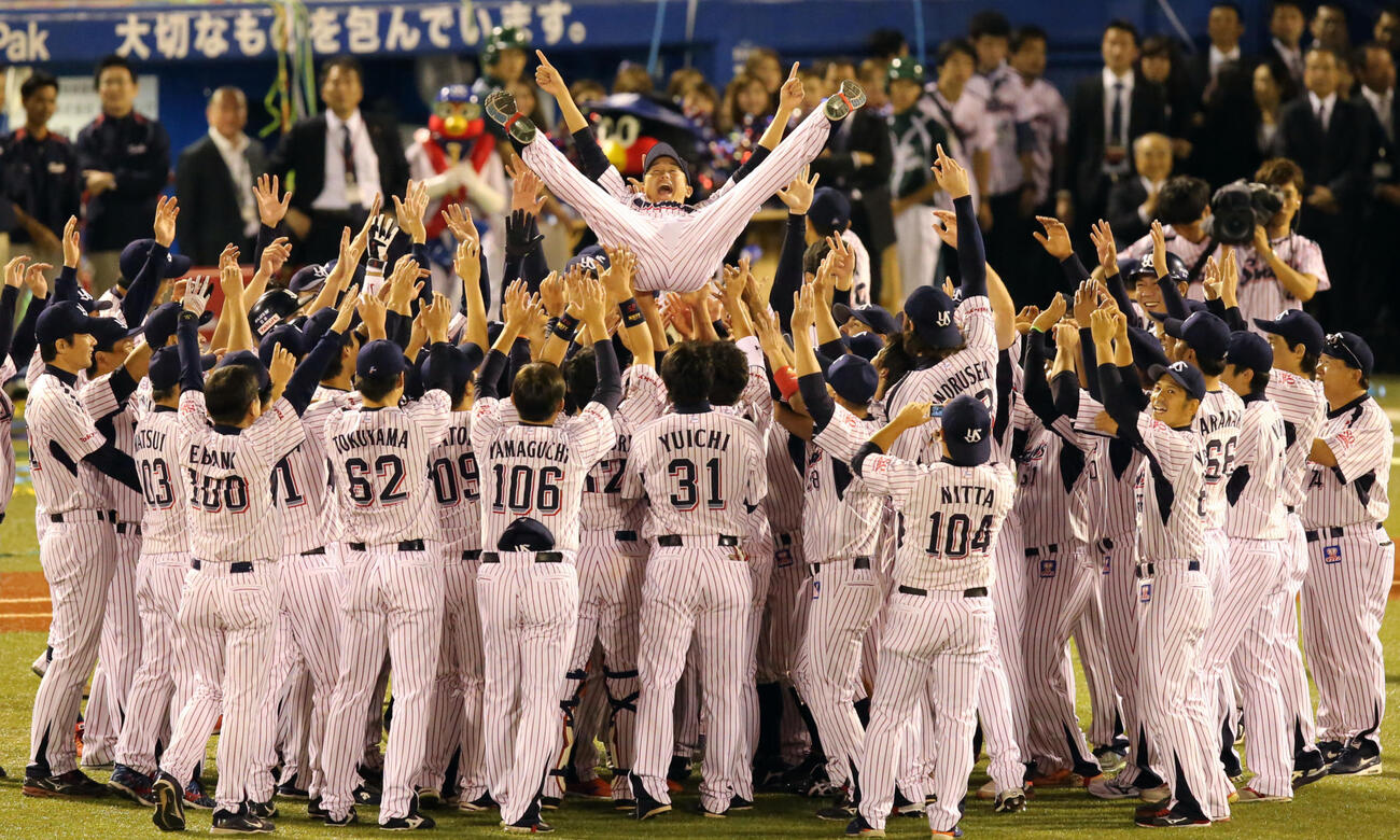 2015年10月2日、14年ぶりのリーグ優勝でナインに胴上げされるヤクルト石川