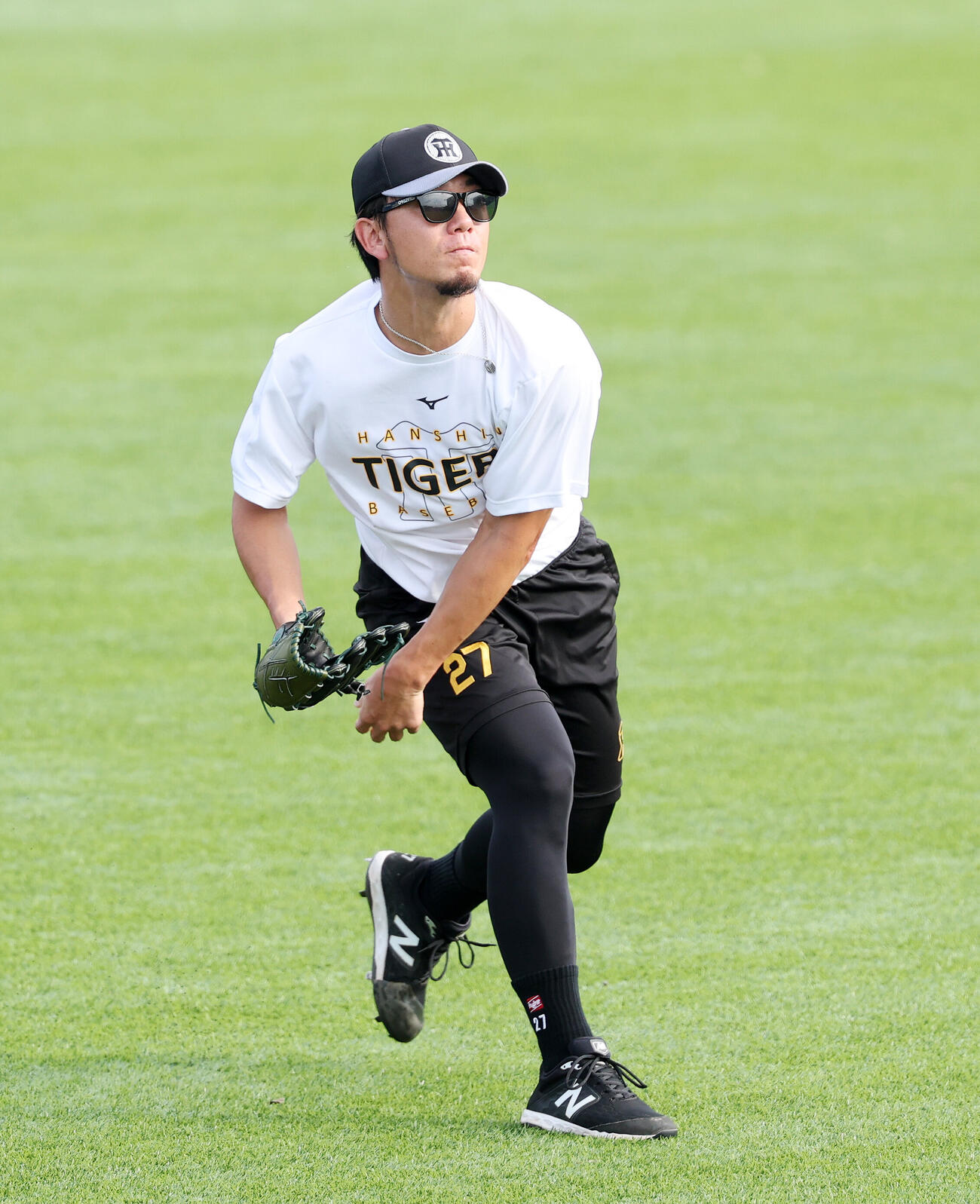 ヤクルト対阪神　キャッチボールする阪神伊藤将司（撮影・鈴木正人）