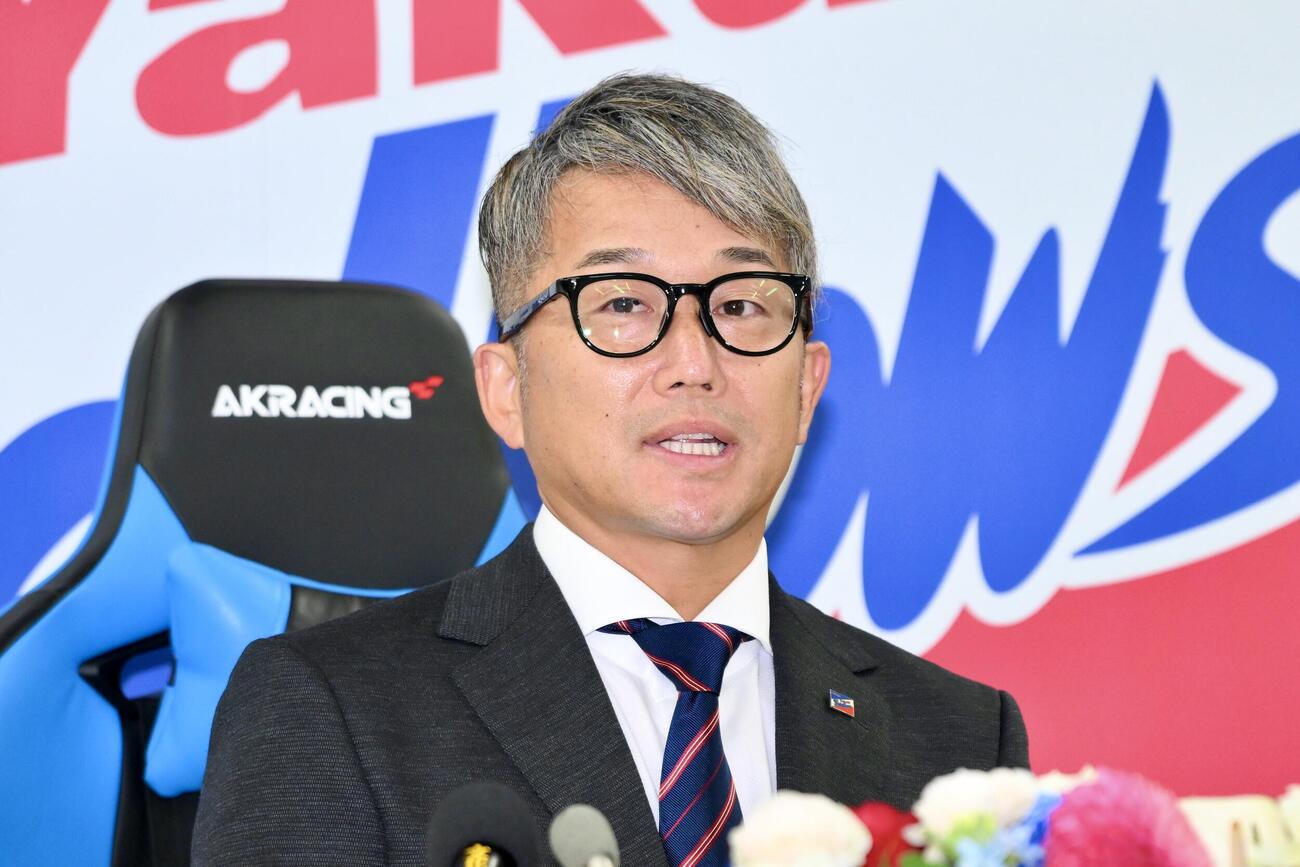 会見に臨むヤクルト石川雅規（撮影・滝沢徹郎）