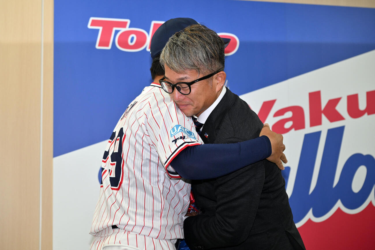 引退会見でヤクルト石川雅規（右）は小川泰弘と抱き合う（撮影・滝沢徹郎）