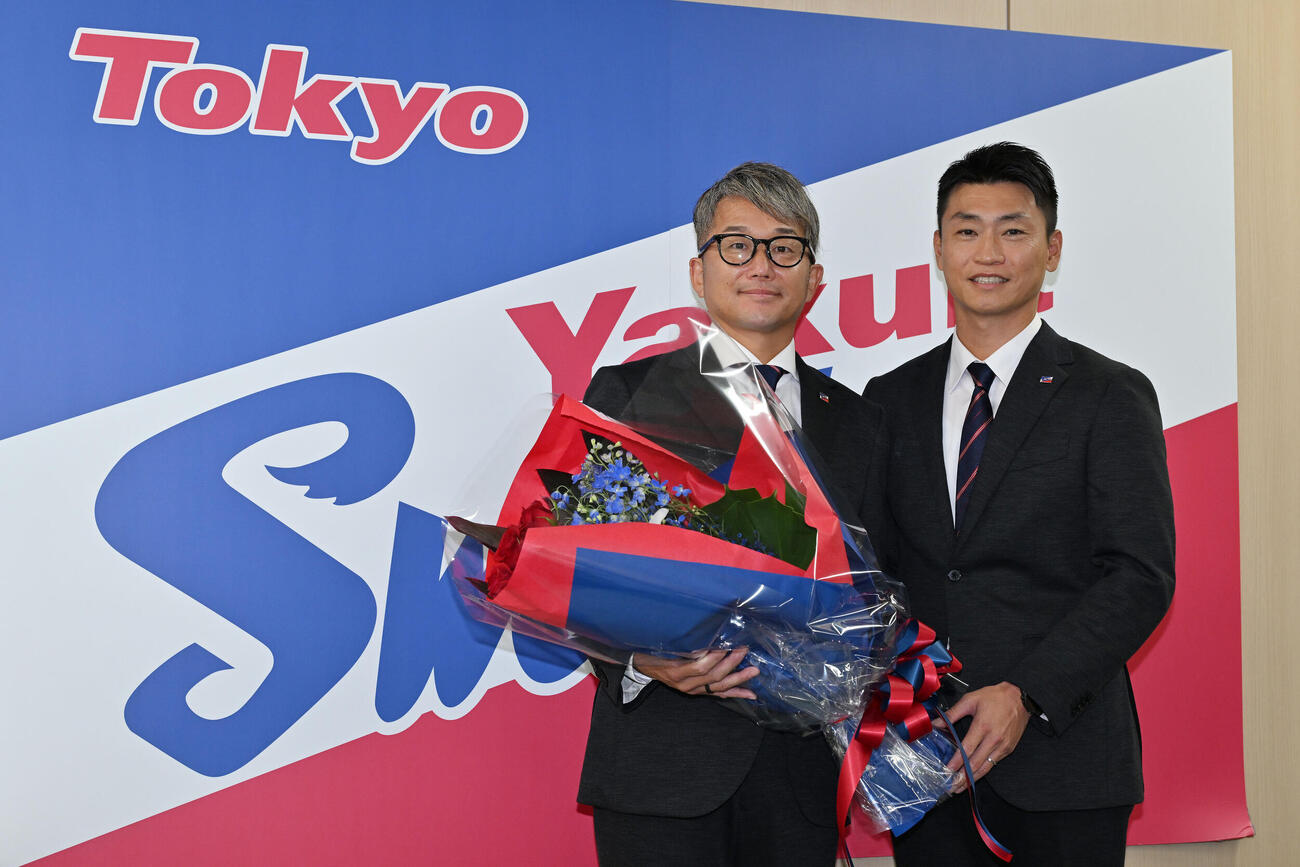 引退会見で写真に納まるヤクルト石川雅規（左）と青木宣親GM（撮影・滝沢徹郎）
