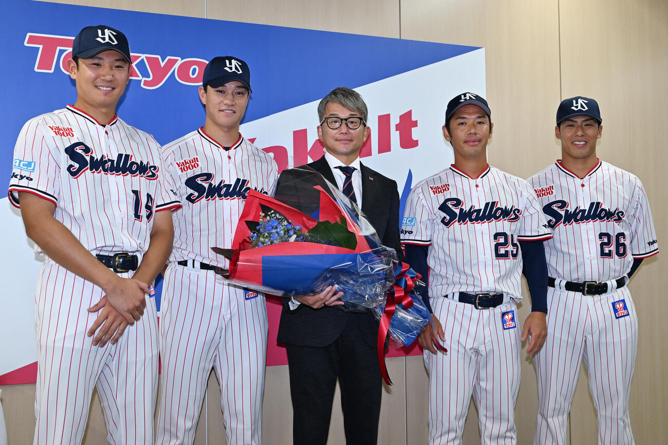引退会見で写真に納まるヤクルト石川雅規（中央）ら。左から奥川恭伸、高橋奎二、1人おいて小川泰弘、山野太一（撮影・滝沢徹郎）