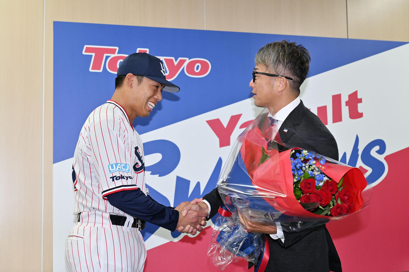 引退会見でヤクルト石川雅規（右）は山野太一と握手を交わす（撮影・滝沢徹郎）