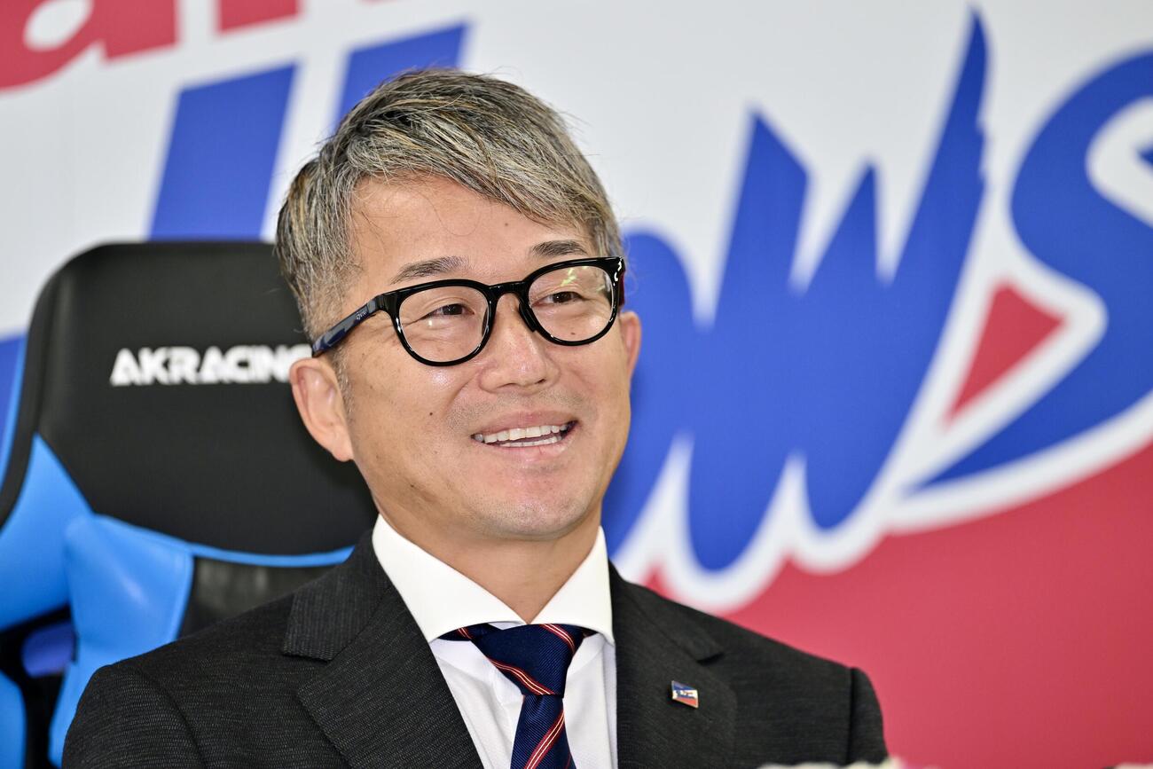 会見に臨むヤクルト石川雅規（撮影・滝沢徹郎）