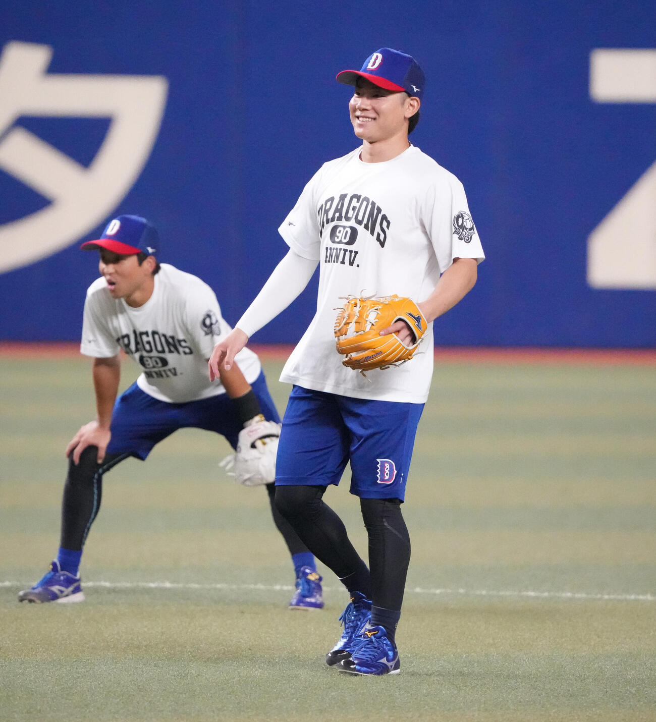 中日対広島　試合前、村松開人（右）は一軍に合流しノックを受ける（撮影・森本幸一）