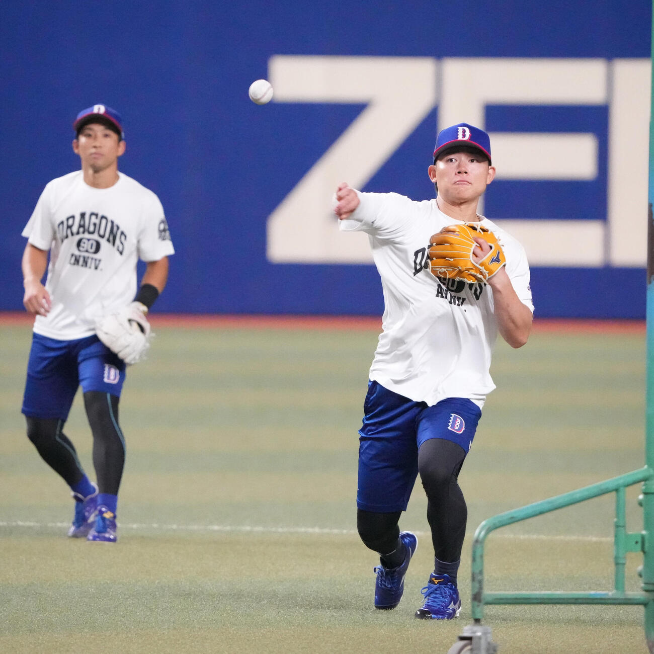 中日対広島　試合前、村松開人（右）は一軍に合流しノックを受ける（撮影・森本幸一）