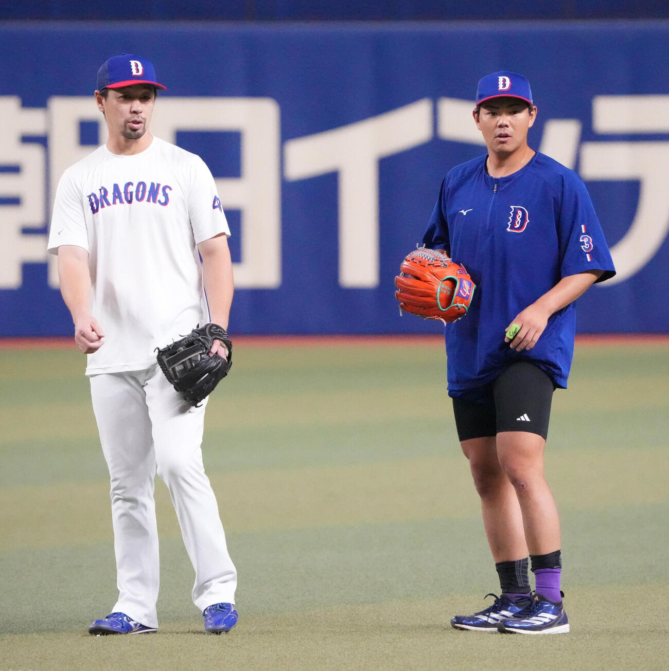 中日対広島　試合前、高橋周平（右）は一軍に合流し阿部寿樹と言葉を交わす（撮影・森本幸一）