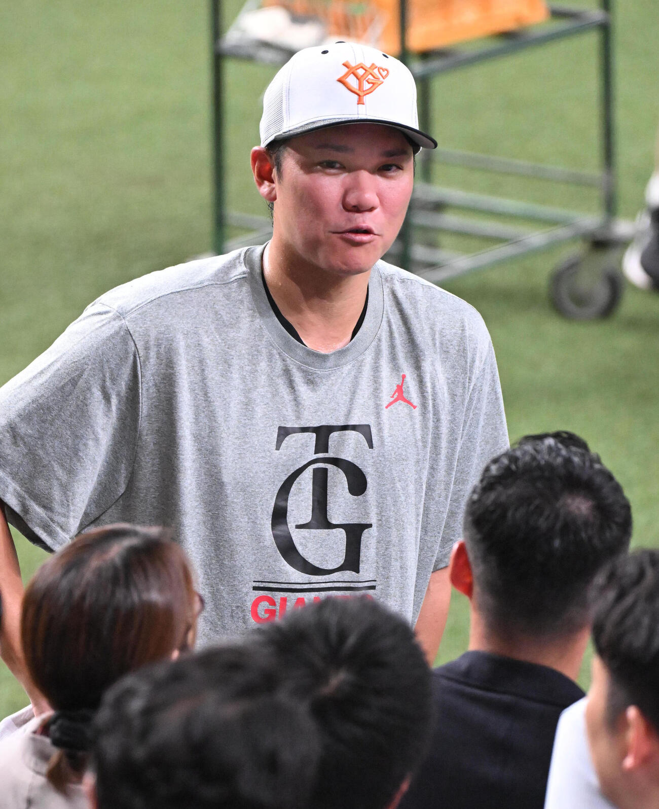 報道陣の質問に答える巨人坂本勇人（撮影・石井愛子）