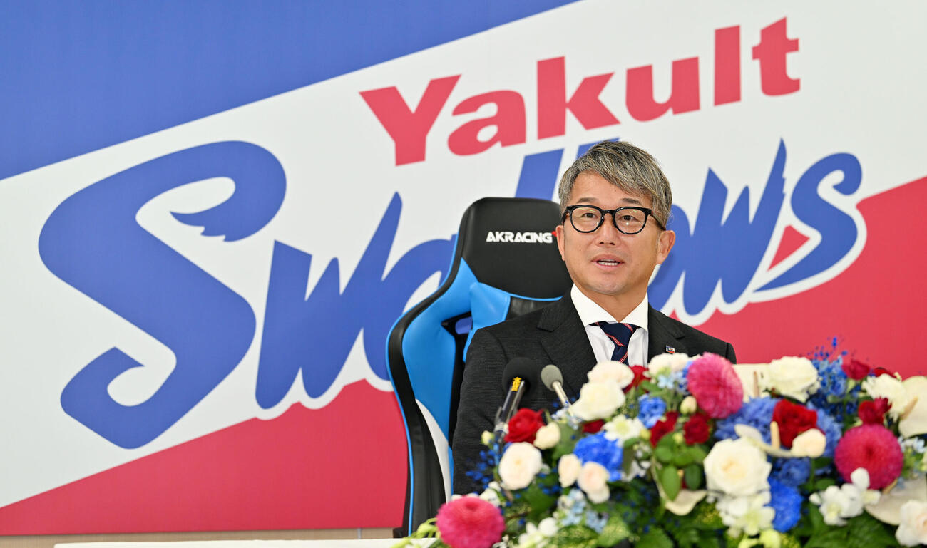 会見するヤクルト石川雅規（撮影・滝沢徹郎）