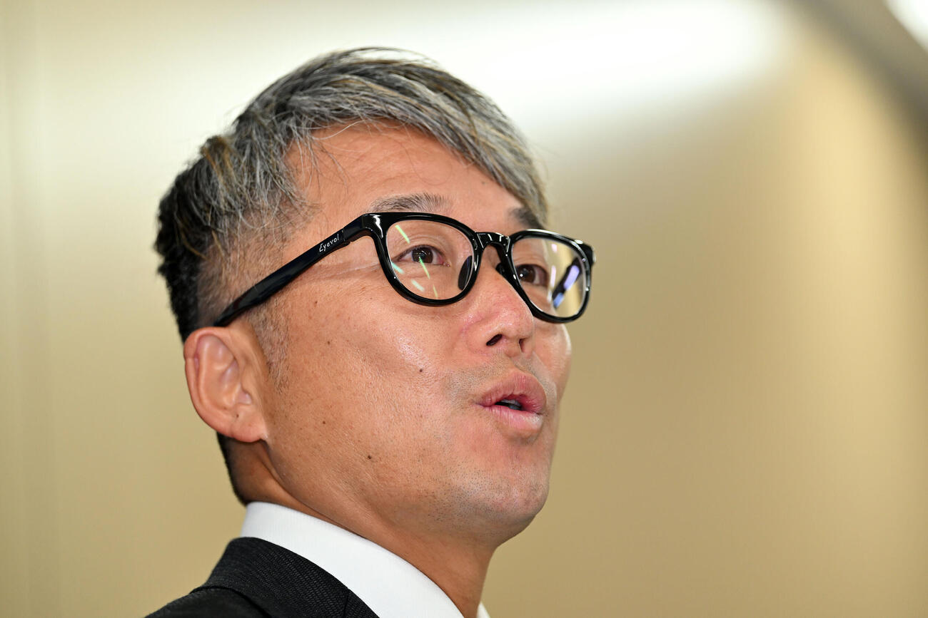 会見するヤクルト石川雅規（撮影・滝沢徹郎）