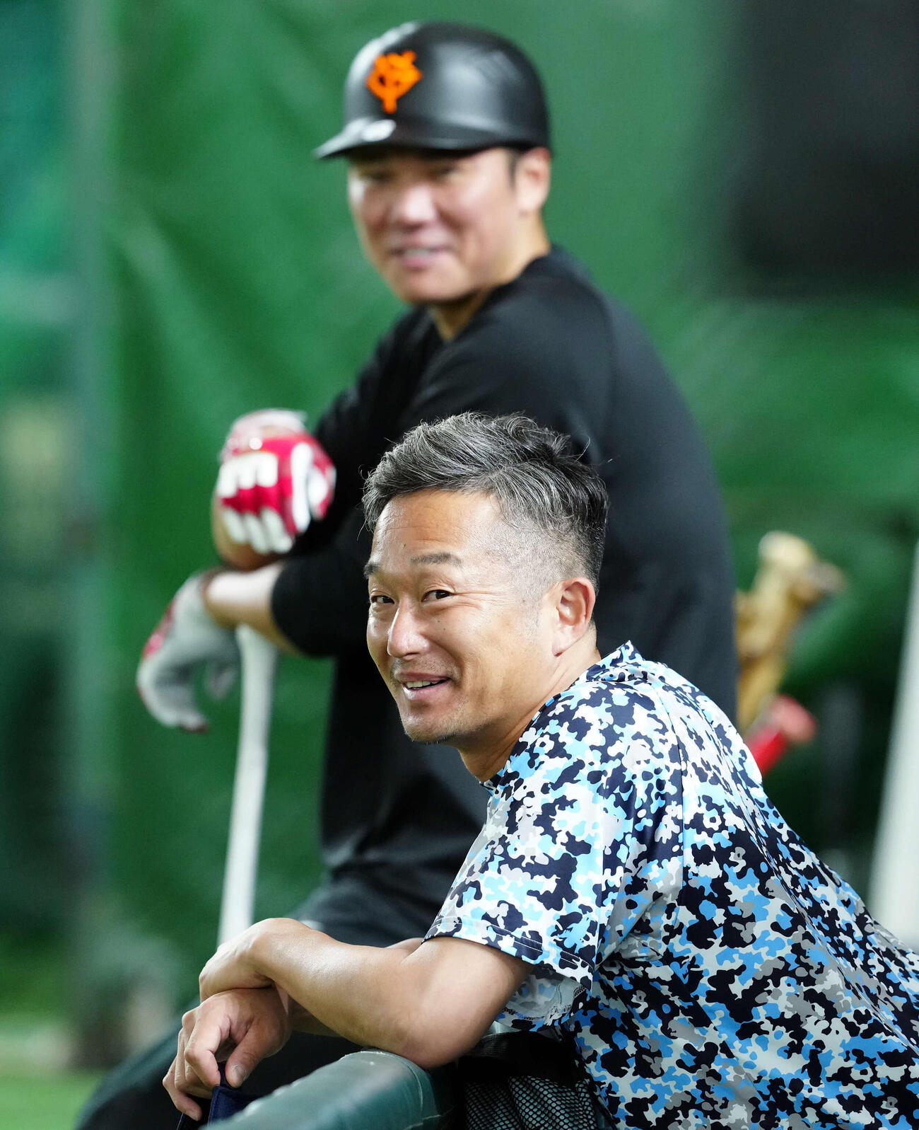 巨人坂本勇人と談笑するヤクルト石川雅規＝2024年4月30日