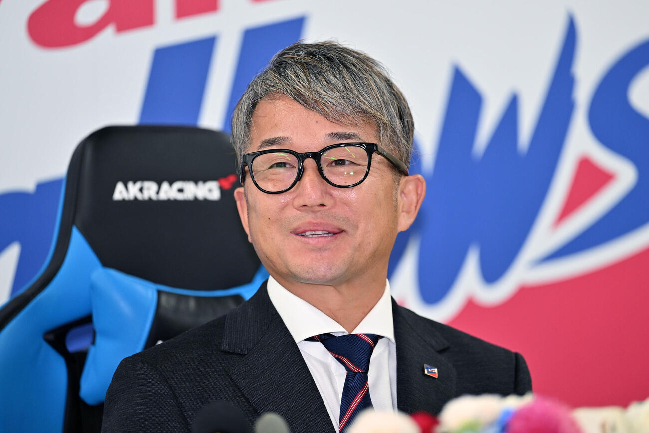 会見するヤクルト石川雅規（撮影・滝沢徹郎）