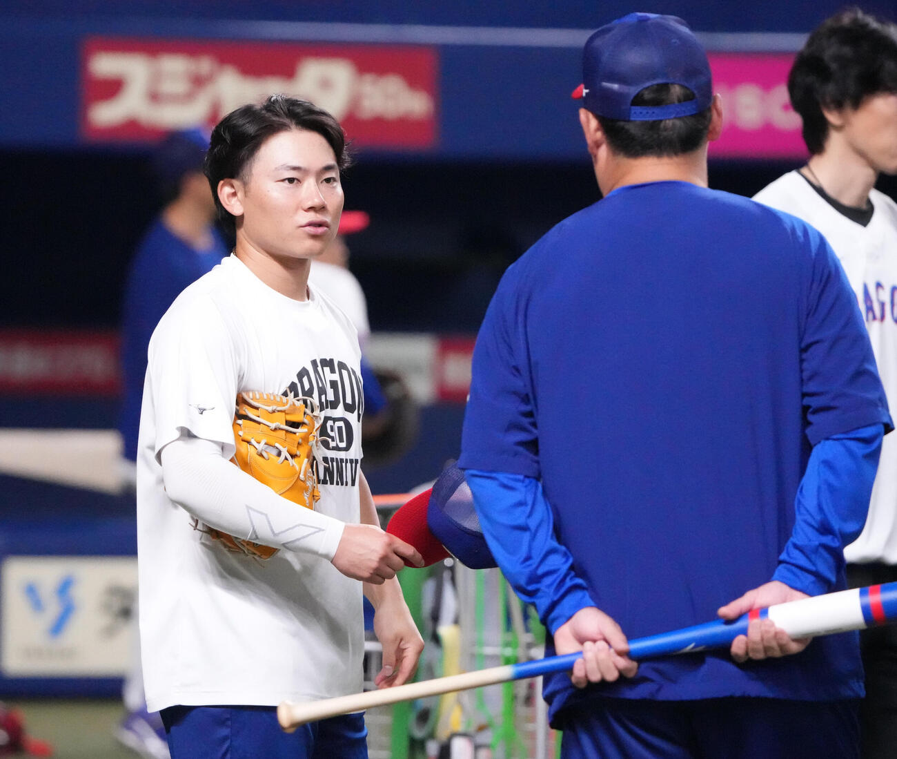 中日対広島　試合前、村松開人（左）は一軍に合流し松中信彦打撃統括コーチと言葉を交わす（撮影・森本幸一）