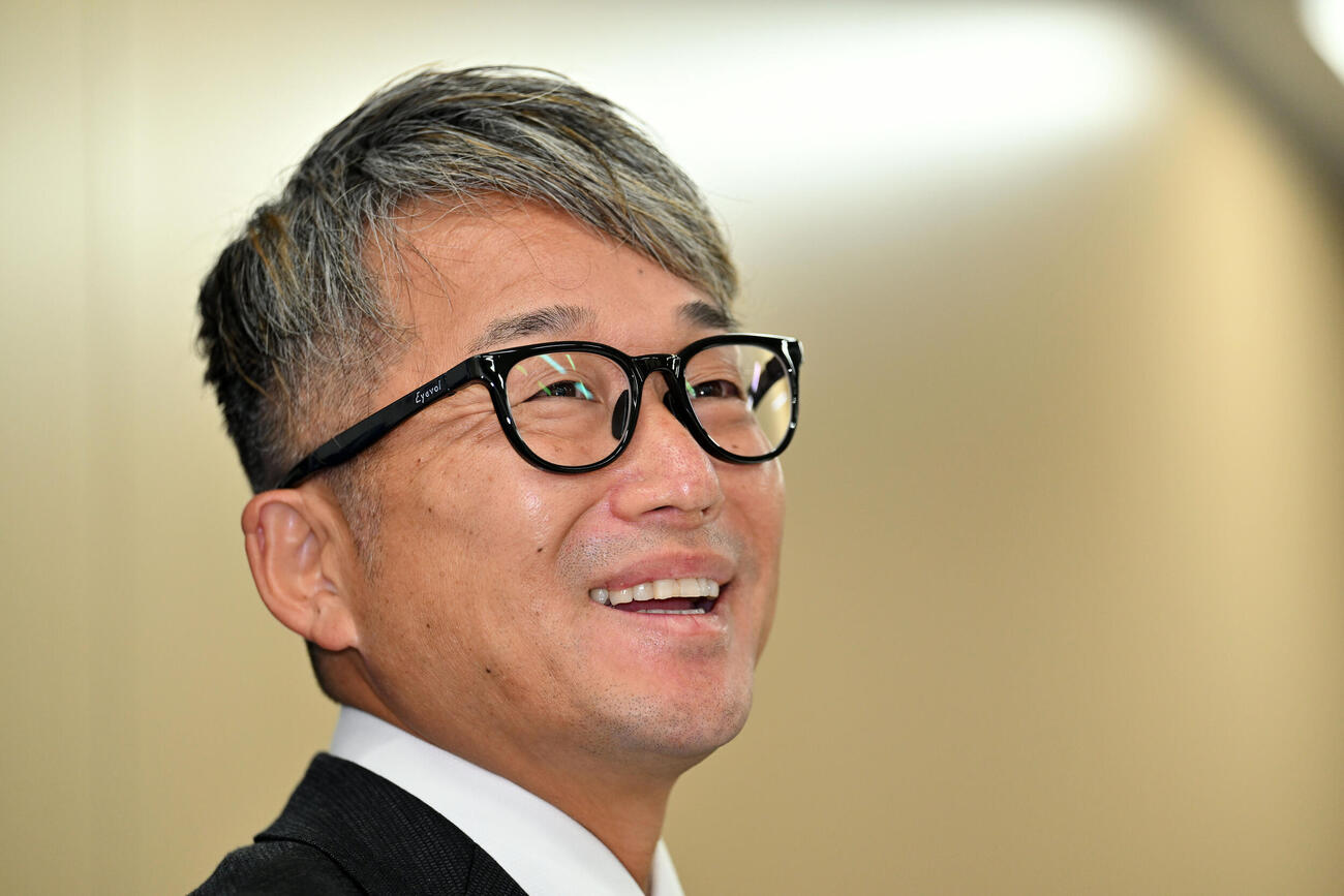 会見するヤクルト石川雅規（撮影・滝沢徹郎）