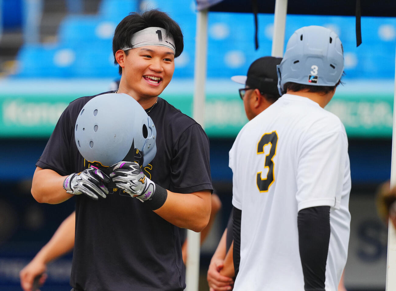 ヤクルト対阪神　試合前練習中、笑顔を見せる阪神森下翔太（左）　（撮影・垰建太）