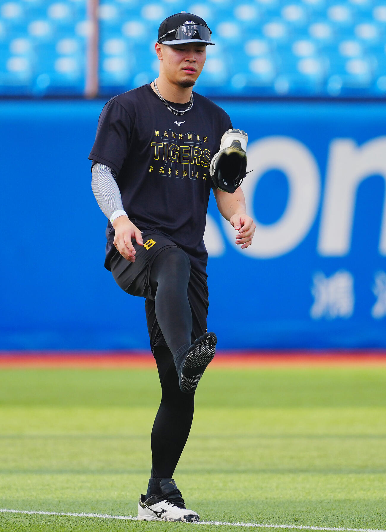 ヤクルト対阪神　試合前、自ら蹴り上げたクツをキャッチする阪神佐藤輝明（撮影・垰建太）