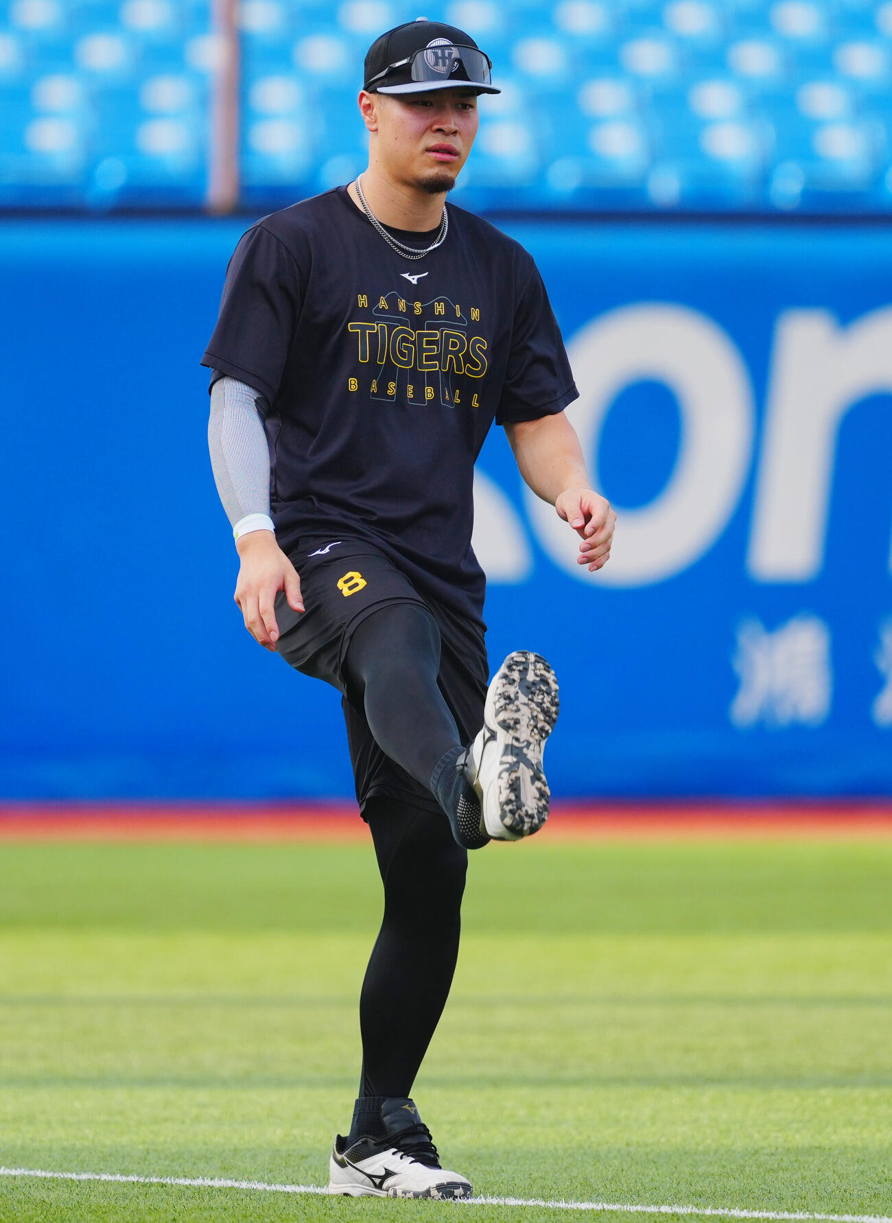 ヤクルト対阪神　試合前、自ら蹴り上げたクツをキャッチする阪神佐藤輝明（撮影・垰建太）