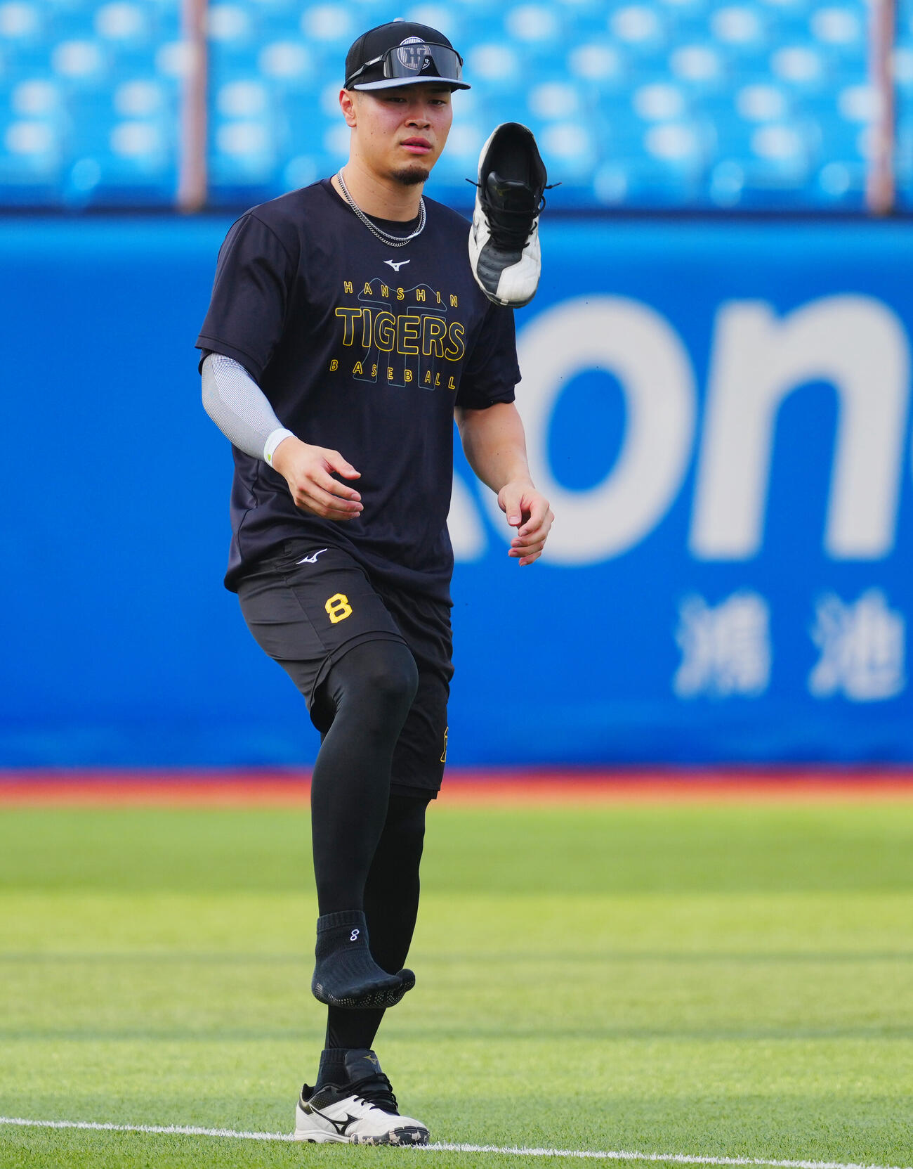 ヤクルト対阪神　試合前、自ら蹴り上げたクツをキャッチする阪神佐藤輝明（撮影・垰建太）