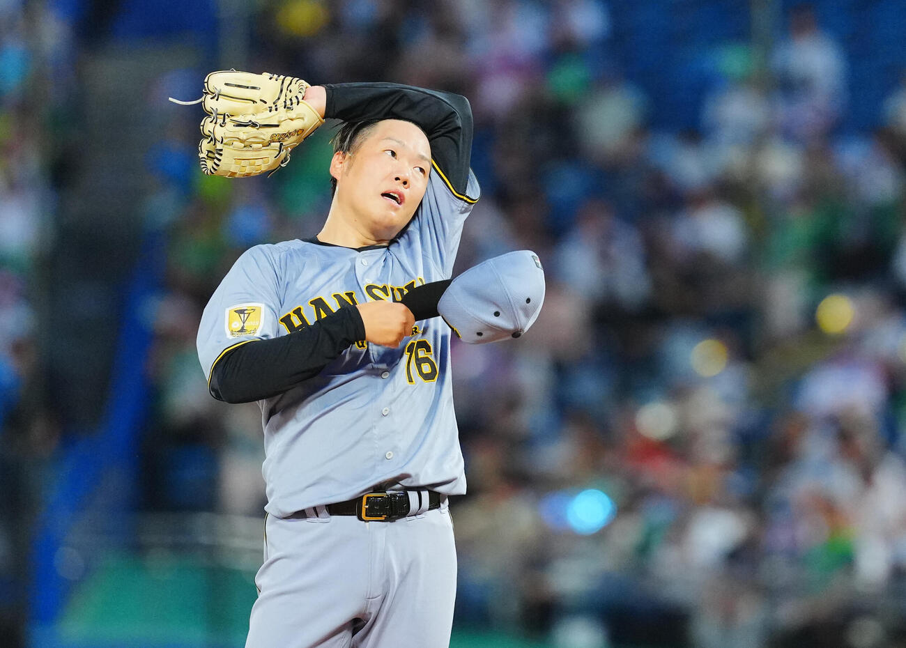 ヤクルト対阪神　1回裏ヤクルト1死二塁、西村瑠伊斗に先制適時二塁打を許し汗をぬぐう西勇輝（撮影・垰建太）