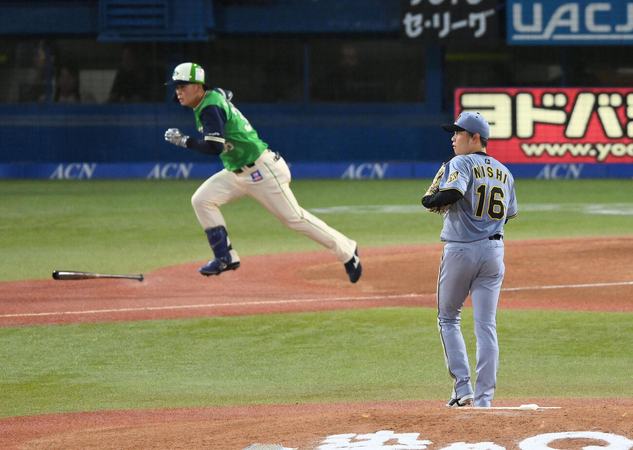 ヤクルト対阪神　1回裏ヤクルト1死二塁、西村瑠伊斗（後方）に先制適時二塁打を許す西勇輝（撮影・滝沢徹郎）