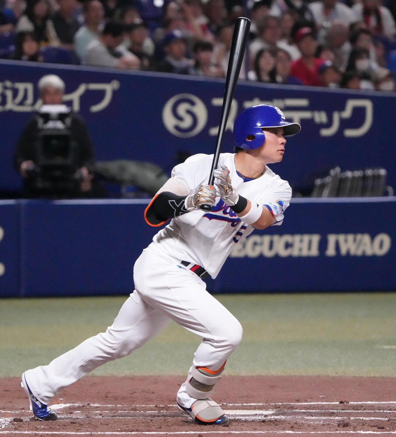 中日対広島　1回裏中日1死、安打を放つ村松開人（撮影・森本幸一）