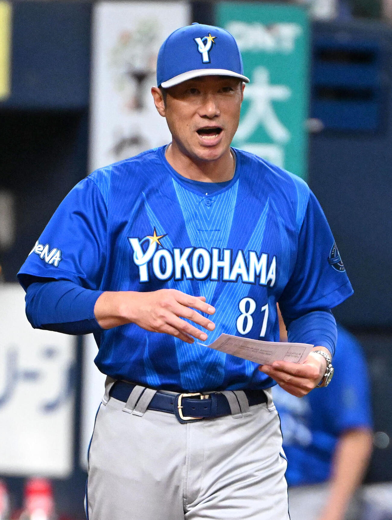 巨人対DeNA　メンバー表を交換に向かうDeNAの相川亮二監督（撮影・石井愛子）