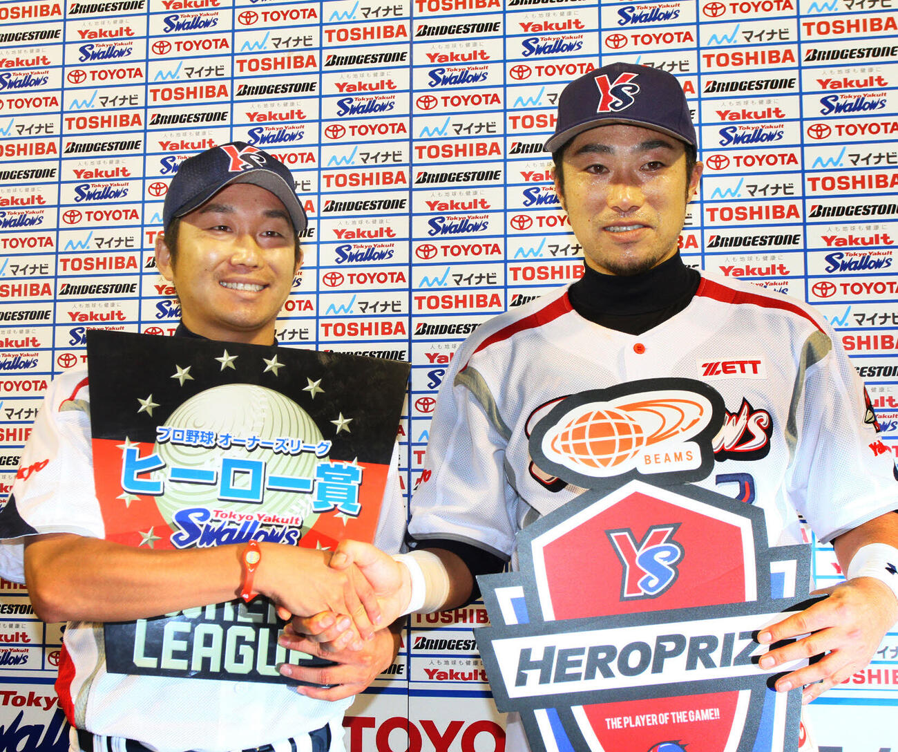 ヤクルト対阪神　お立ち台でヤクルト相川亮二（右）と握手を交わす石川雅規（2010年7月16日撮影）