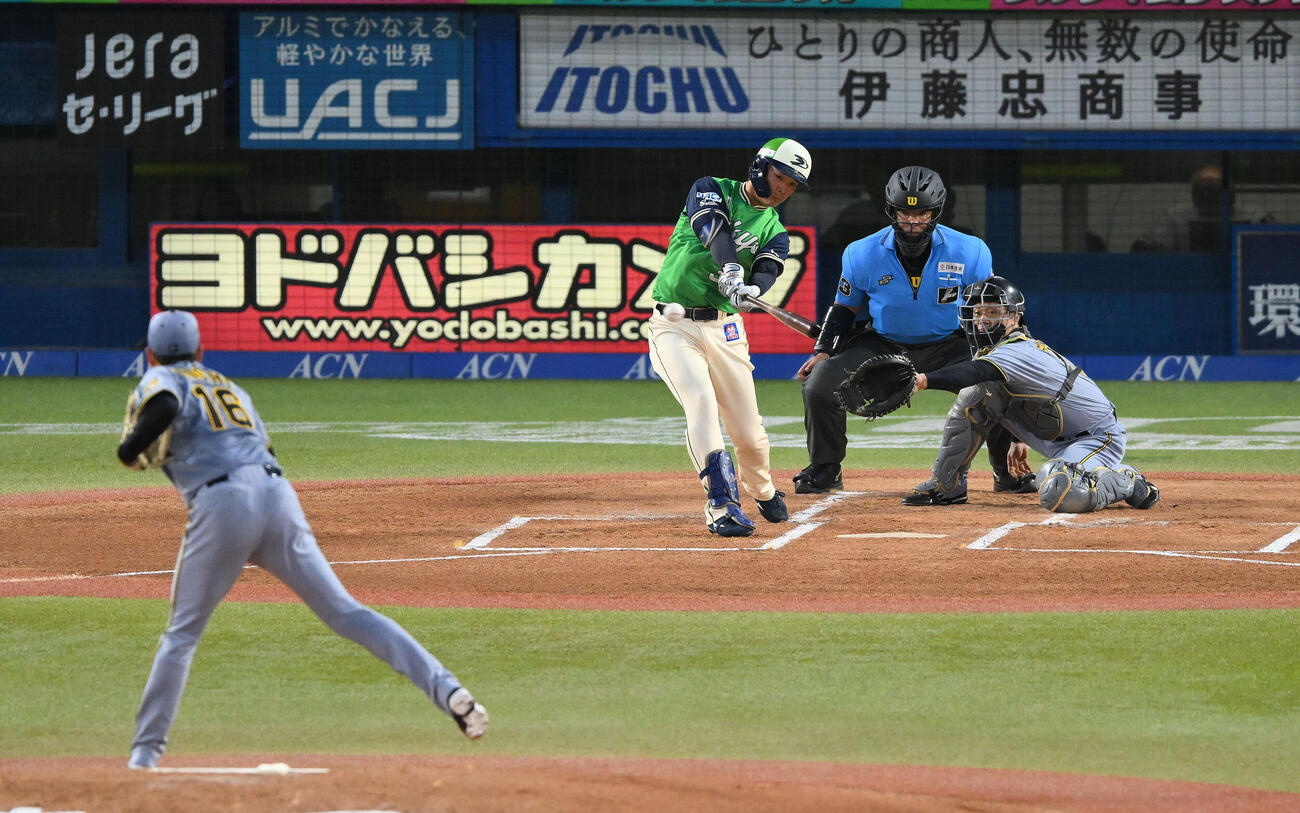 ヤクルト対阪神　1回裏ヤクルト1死二塁、西村瑠伊斗は先制適時二塁打を放つ。投手西勇輝（撮影・滝沢徹郎）