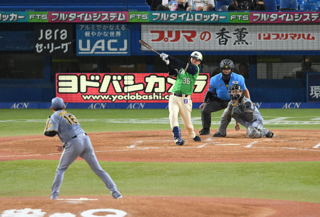 ヤクルト対阪神　2回裏ヤクルト2死満塁、西村瑠伊斗は3点適時二塁打を放つ。投手西勇輝（撮影・滝沢徹郎）