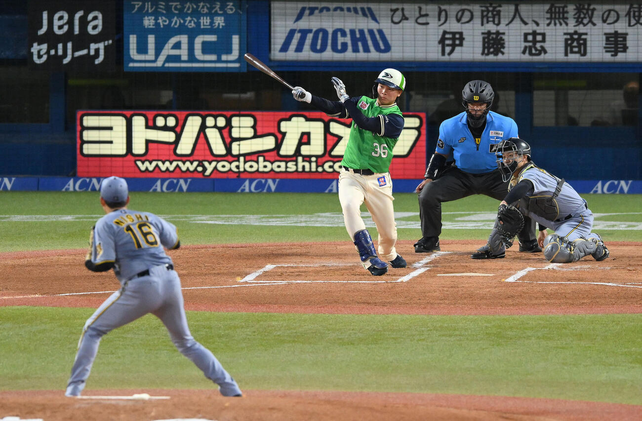 ヤクルト対阪神　1回裏ヤクルト1死二塁、西村瑠伊斗は先制適時二塁打を放つ。投手西勇輝（撮影・滝沢徹郎）