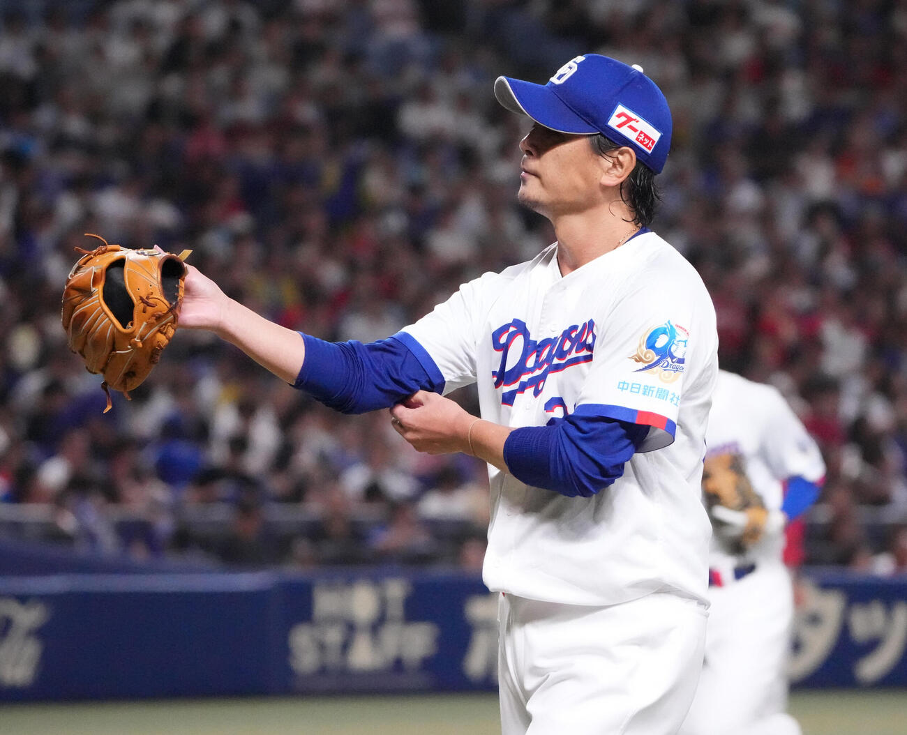 中日対広島　2回表終了、ベンチへ戻る中日先発の涌井秀章（撮影・森本幸一）