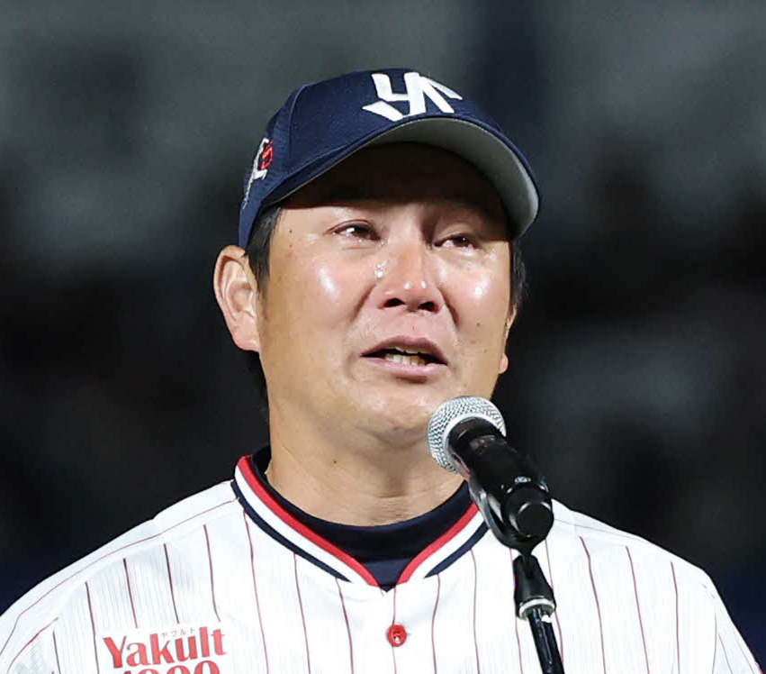 ヤクルト対オリックス　引退セレモニーで手紙を読むヤクルト川端（撮影・宮地輝）